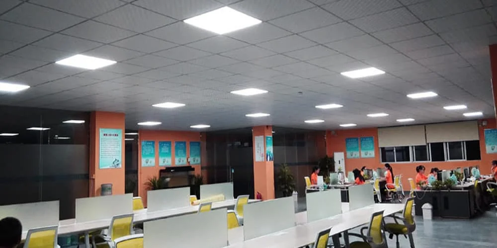 कार्यालय में एलईडी सीलिंग पैनल — उदाहरण 1